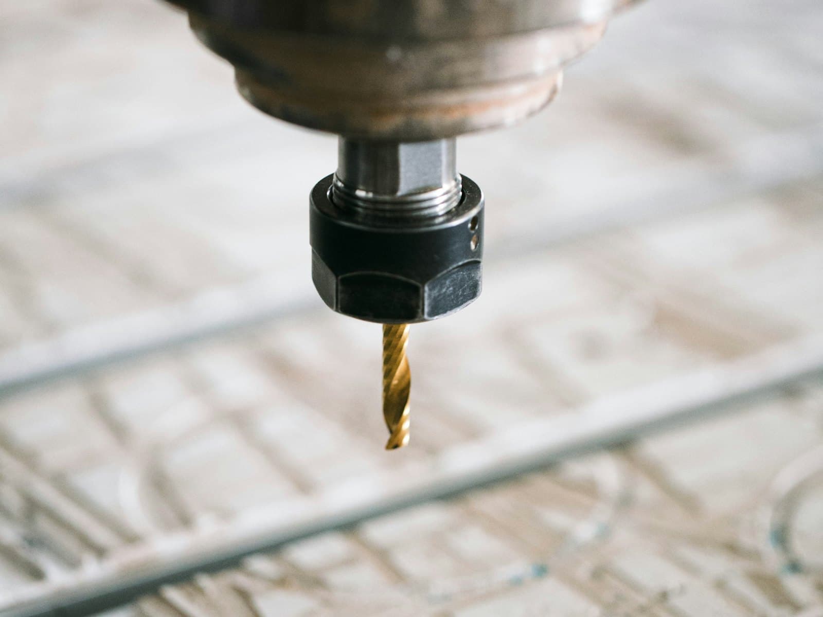Fresa de uma router CNC cortando uma chapa