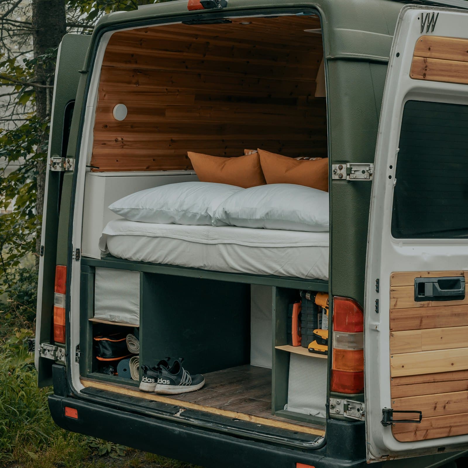 Puertas traseras de van con paneles de madera y estante