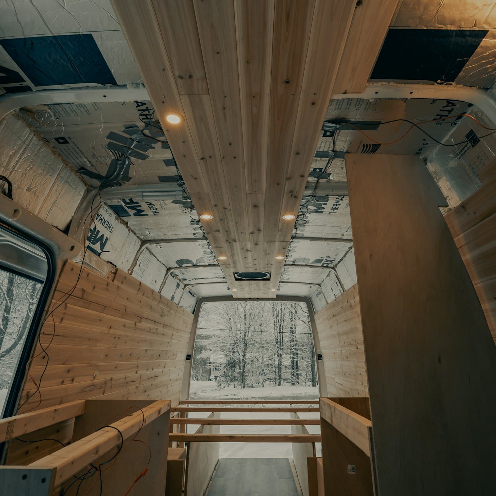 Techo de van revestido en listones de madera con spots