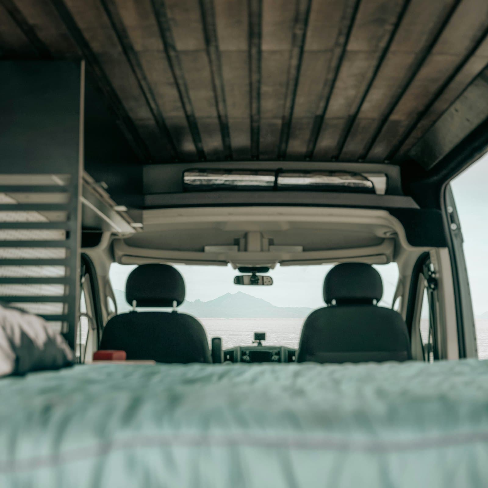 Interior de van con techo de madera y ventana lateral